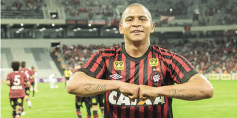 Walter volta a ser titular na equipe do Furacão