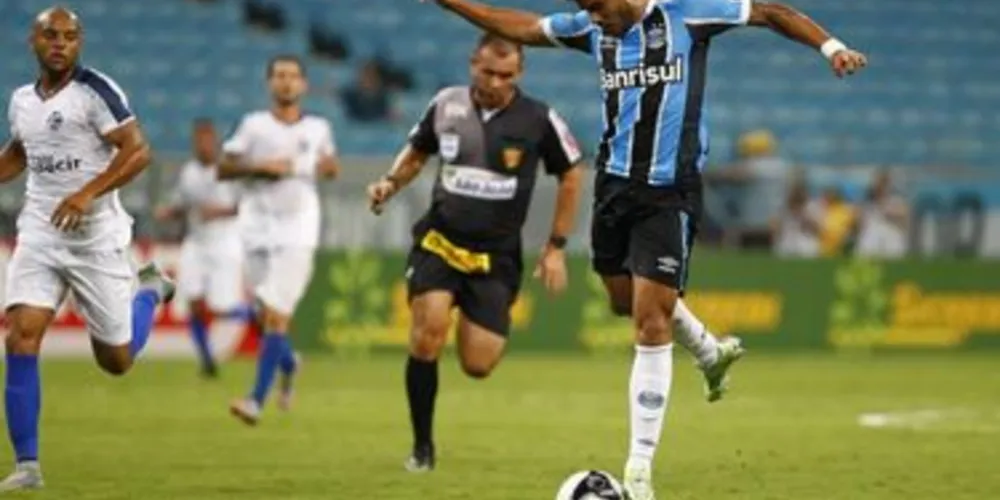 Henrique Almeida deve aparecer entre os titulares no jogo de hoje