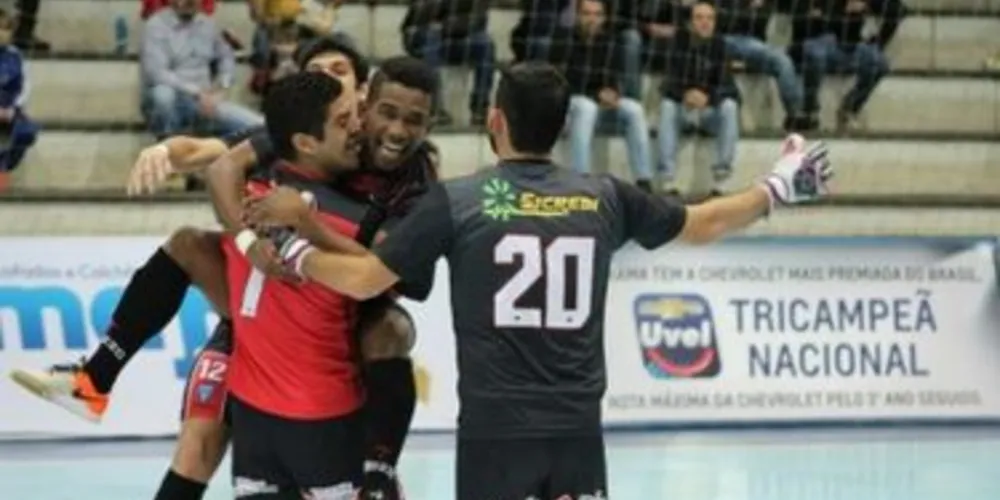 Imagem ilustrativa da imagem Keima Futsal aproveita vacilos do Umuarama e goleia fora de casa