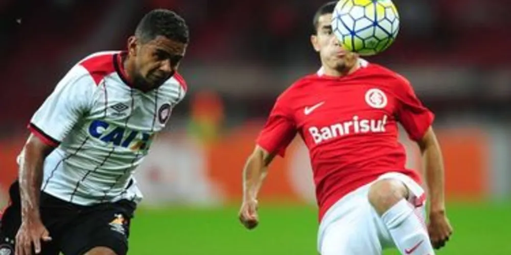 Imagem ilustrativa da imagem Inter vence o Furacão e dorme na liderança do Brasileirão