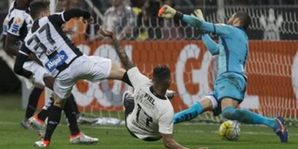 Imagem ilustrativa da imagem Corinthians vence Santos em casa e embala no Brasileirão