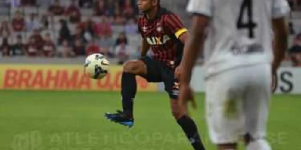 Imagem ilustrativa da imagem Em casa, Furacão defende invencibilidade de nove anos contra o Santos