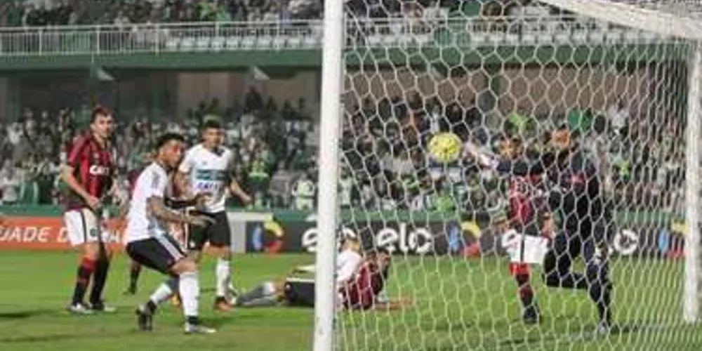 Imagem ilustrativa da imagem Com gol de estreante, Coritiba vence o Atlético no Couto