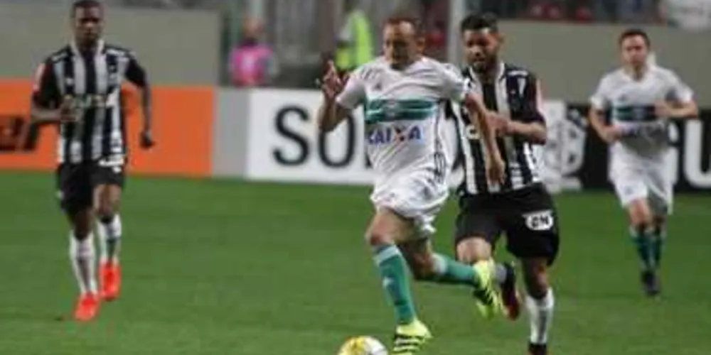 Imagem ilustrativa da imagem Com dois de Robinho, Atlético-MG vence o Coritiba