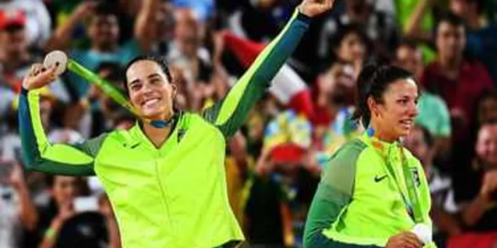 Imagem ilustrativa da imagem Brasileiras perdem para alemãs e levam a prata no vôlei de praia