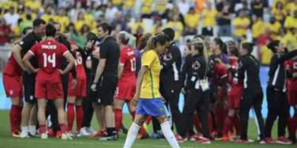 Imagem ilustrativa da imagem Canadá derrota Brasil e fica com o bronze no futebol feminino