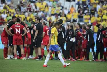 Imagem ilustrativa da imagem Canadá derrota Brasil e fica com o bronze no futebol feminino