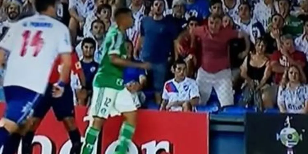 Torcedor do Nacional-URU faz gestos racistas em direção a Gabriel Jesus