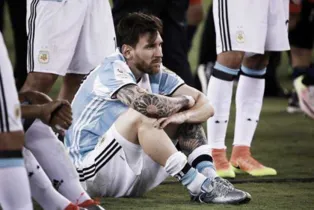 Imagem ilustrativa da imagem Messi anuncia que não joga mais pela Argentina: “Acabou”