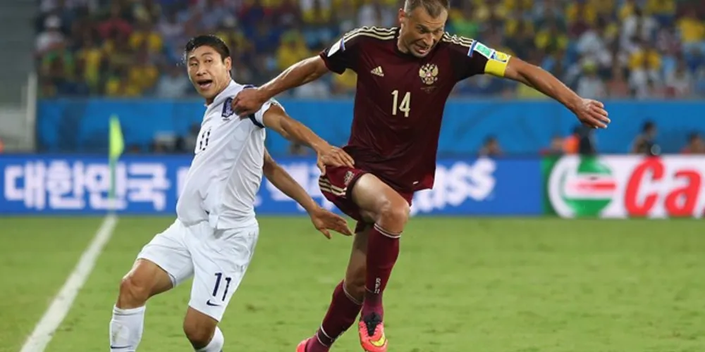 Imagem ilustrativa da imagem Com frango de goleiro, Rússia e Coreia empatam em 1 a 1