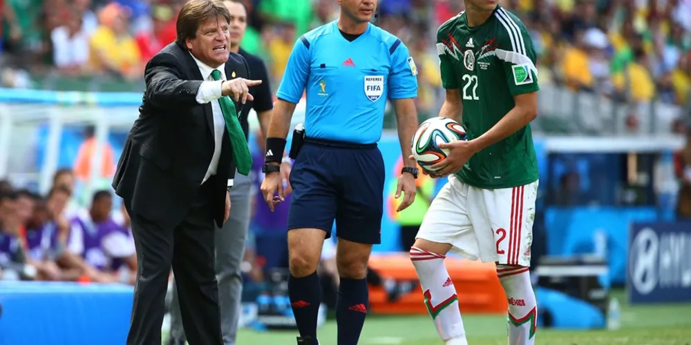 Imagem ilustrativa da imagem 'Ele não pode mais apitar Copa' , diz mexicano sobre juiz
