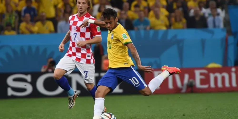 Imagem ilustrativa da imagem Gols saíram 'mascados', diz Neymar após vitória