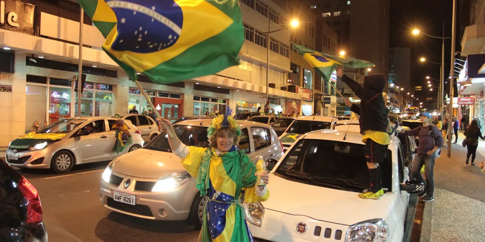 Imagem ilustrativa da imagem Torcedores fazem a festa em bares e ruas de PG