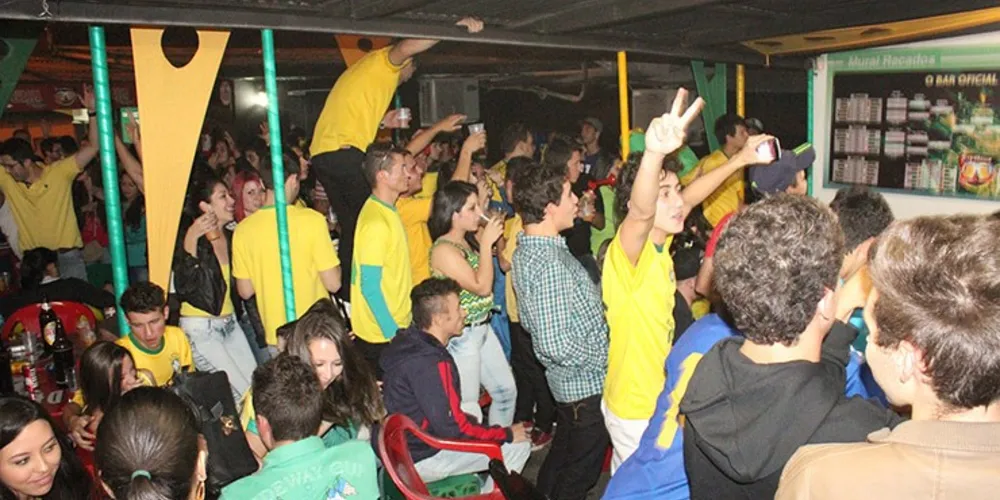 Imagem ilustrativa da imagem Confira fotos da torcida pelo Brasil no República Acústico!