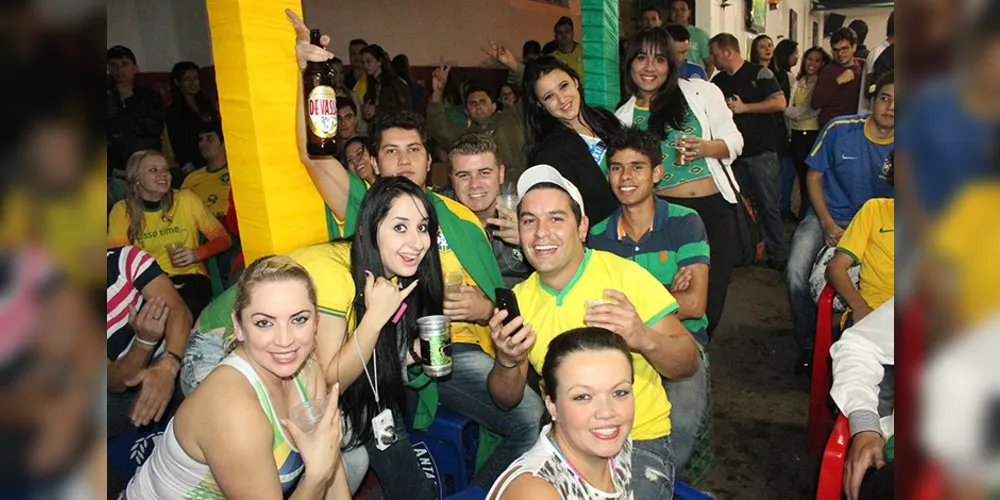 Imagem ilustrativa da imagem Confira fotos da torcida pelo Brasil no República Acústico!