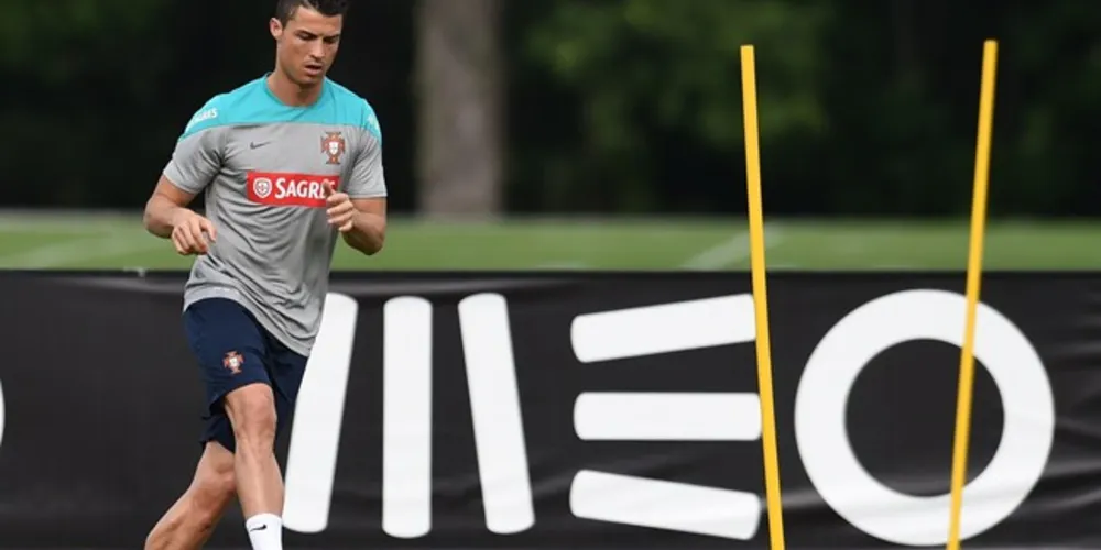Imagem ilustrativa da imagem Torcedora invade treino de Portugal por CR7