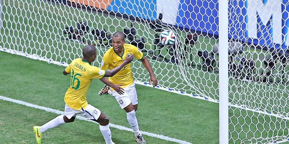 Imagem ilustrativa da imagem No último coletivo, Fernandinho vira titular da seleção