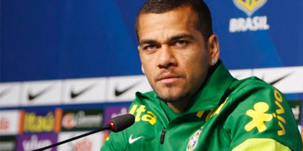 Imagem ilustrativa da imagem Dani Alves responde atacante croata com bom humor