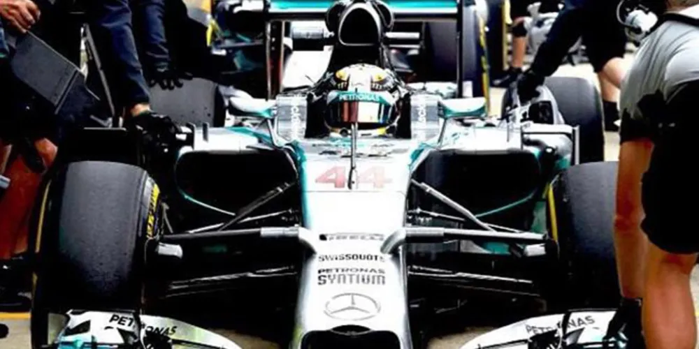Imagem ilustrativa da imagem Lewis Hamilton marca o melhor do tempo do dia