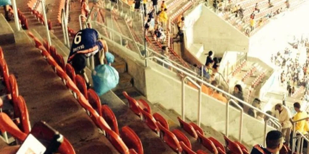 Imagem ilustrativa da imagem Após jogo, japoneses catam lixo na Arena Pernambuco
