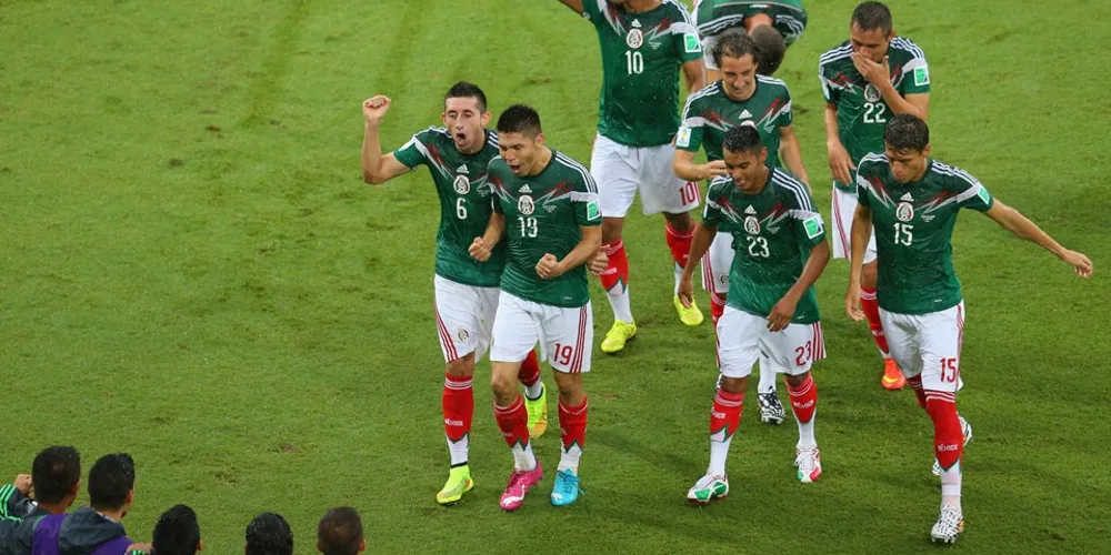 Imagem ilustrativa da imagem Com erros de arbitragem, México vence na estreia