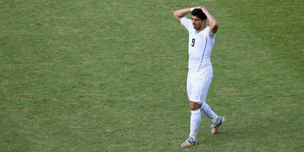 Imagem ilustrativa da imagem Suárez é suspenso após mordida e está fora da Copa
