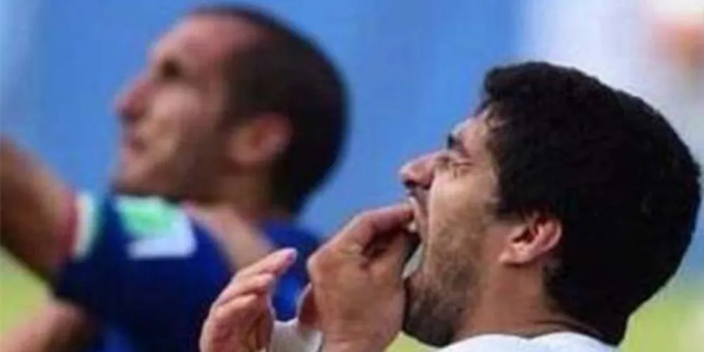 Imagem ilustrativa da imagem Luis Suárez pede desculpas a zagueiro da Itália