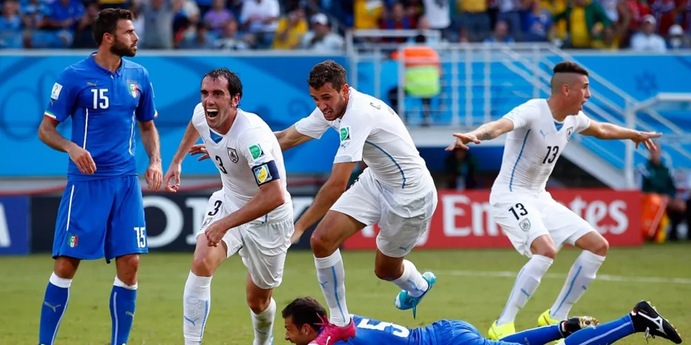 Imagem ilustrativa da imagem Com gol de zagueiro, Uruguai se classifica e elimina Itália