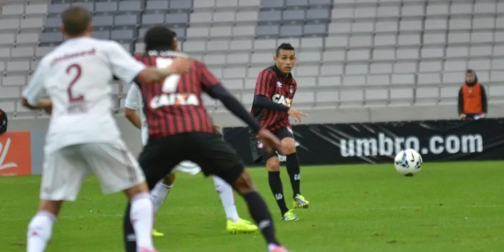 Imagem ilustrativa da imagem Com portões fechados, Flu vence na Arena da Baixada