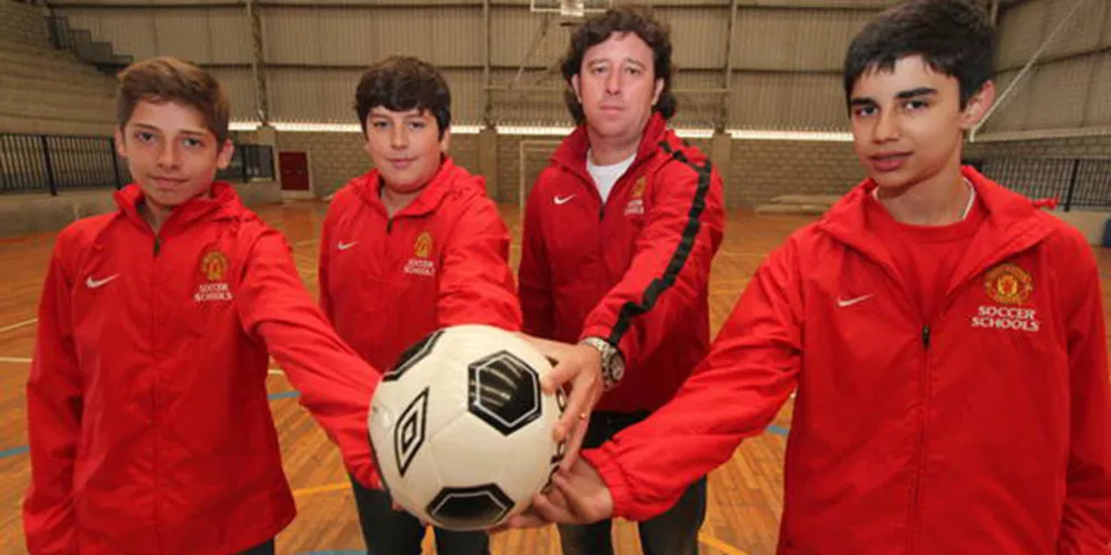 Imagem ilustrativa da imagem Jovens de PG têm aulas em escola do Manchester United
