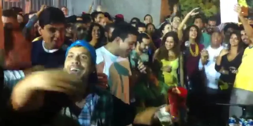 Imagem ilustrativa da imagem Torcida cria resposta para canto argentino "Decime qué se siente"