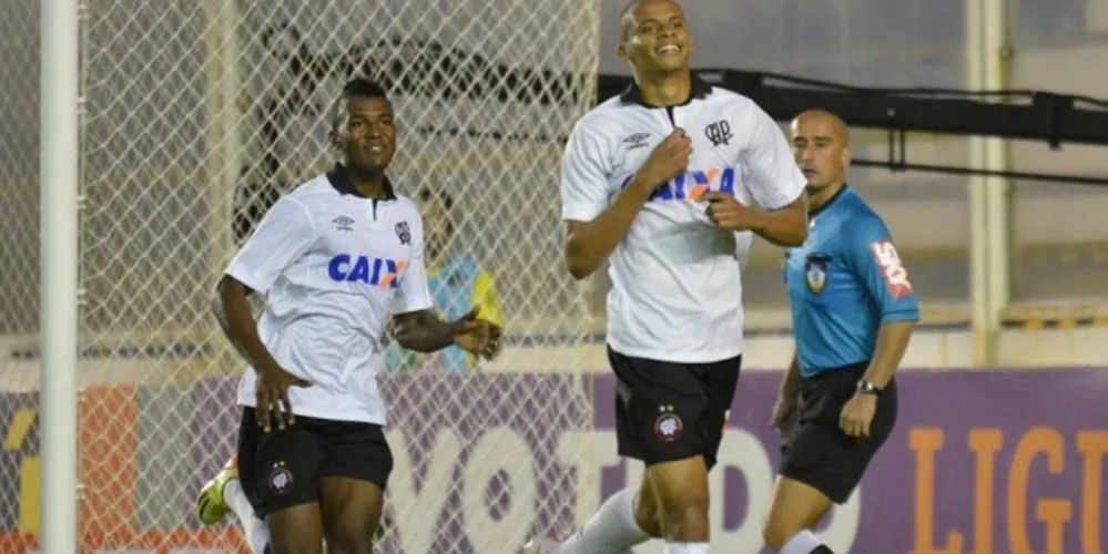 Imagem ilustrativa da imagem Flamengo perde em casa e vai para a lanterna