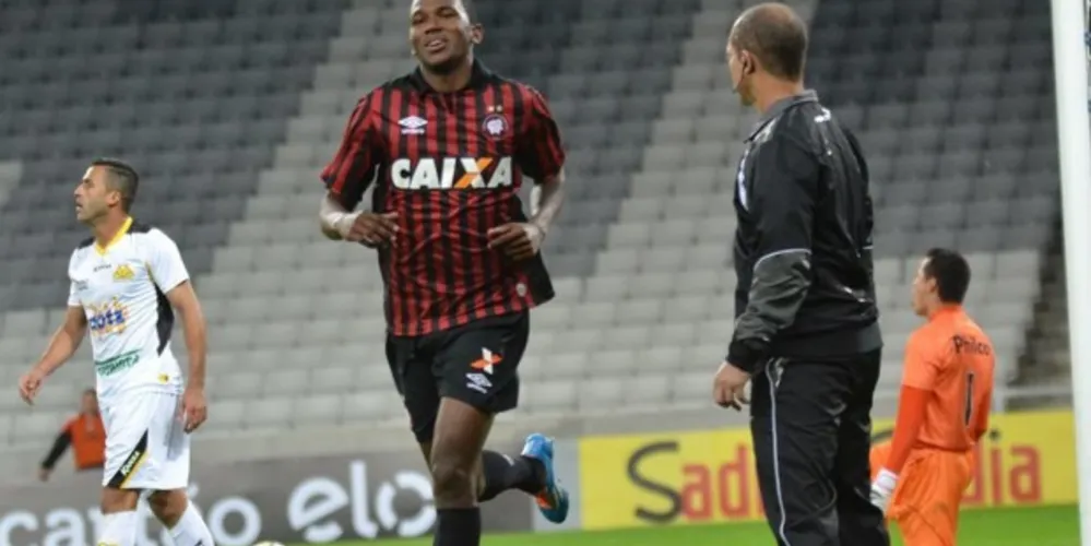 Imagem ilustrativa da imagem Atlético-PR bate Criciúma por 2 a 0 na Arena