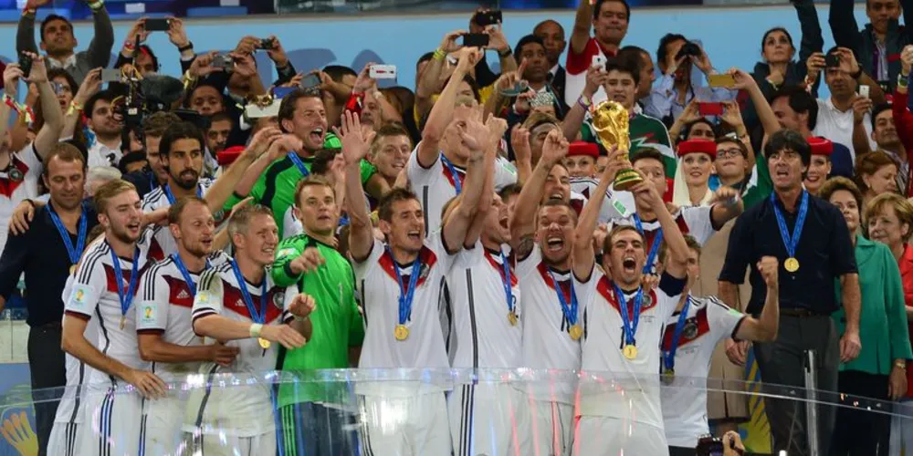 Imagem ilustrativa da imagem Alemães quebram parte da taça da Copa em comemoração