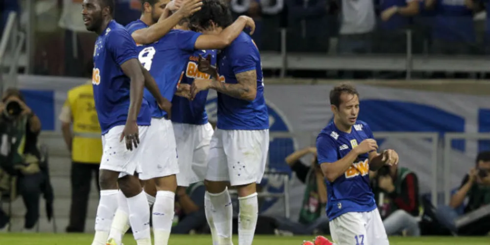 Imagem ilustrativa da imagem No Mineirão, Cruzeiro leva susto, mas supera Vitória