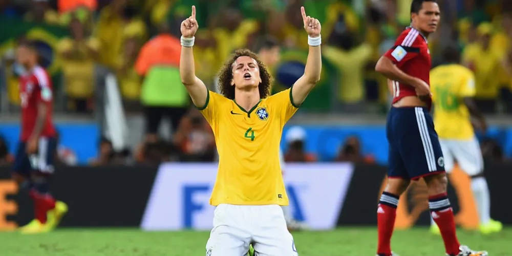 Imagem ilustrativa da imagem Com gols de zagueiros, Brasil vence e vai à semifinal