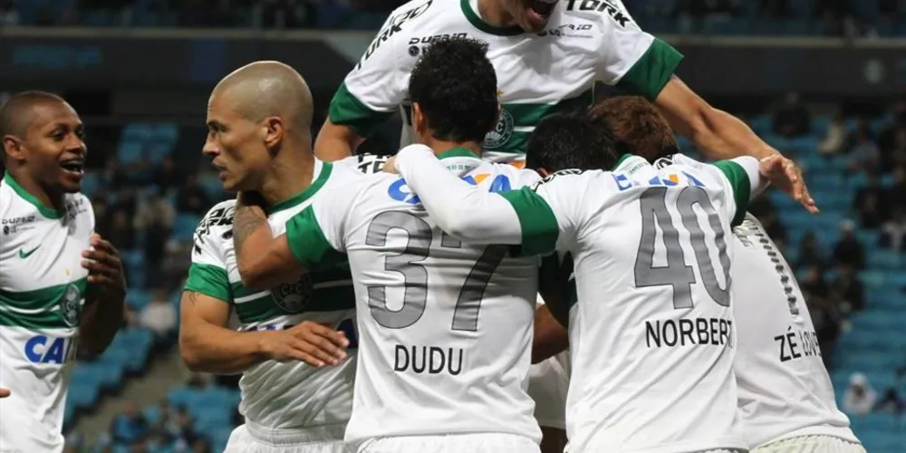 Imagem ilustrativa da imagem Coritiba vira no último minuto e vence o Grêmio