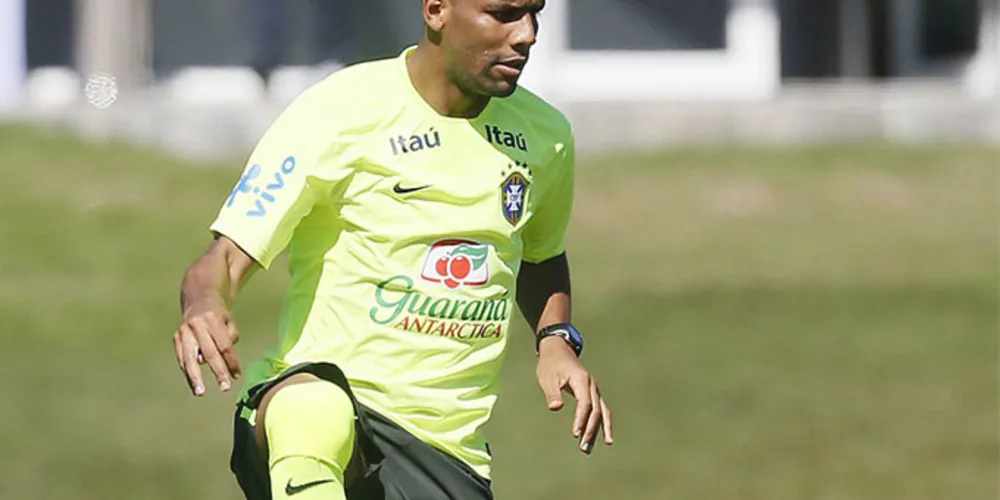 Imagem ilustrativa da imagem Felipão escala Maicon na vaga de Daniel Alves
