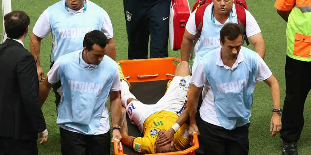 Imagem ilustrativa da imagem Neymar fratura vértebra e não joga mais na Copa