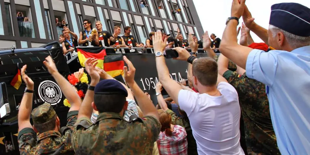 Imagem ilustrativa da imagem Seleção alemã é recebida em Berlim por 500 mil pessoas
