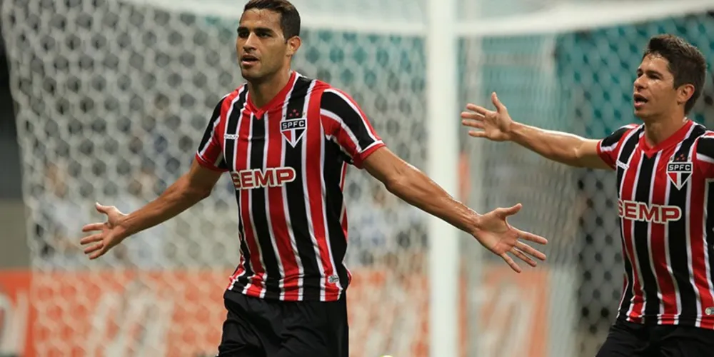 Imagem ilustrativa da imagem São Paulo vence Bahia por 2 a 0 com gol de Alan Kardec