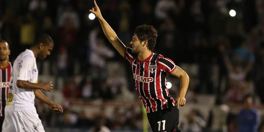 Imagem ilustrativa da imagem São Paulo encaminha vaga com vitória sobre Bragantino