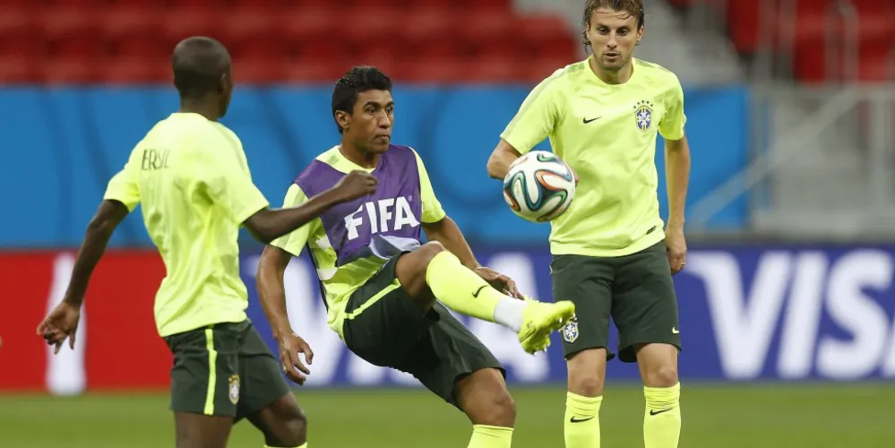 Imagem ilustrativa da imagem Felipão escala Paulinho como titular sem mudar esquema