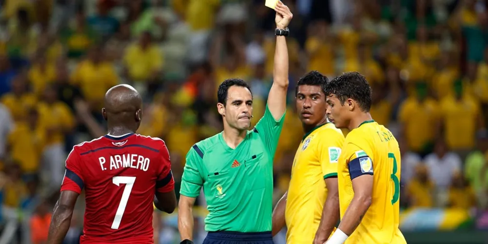 Imagem ilustrativa da imagem Fifa mantém Thiago Silva fora e não pune Zúñiga