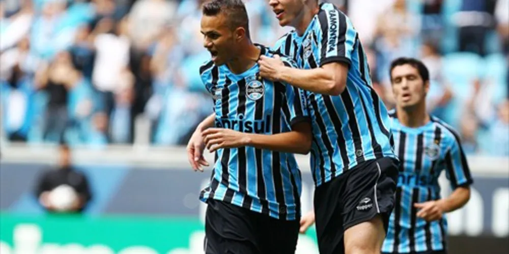 Imagem ilustrativa da imagem Grêmio vence o Criciúma por 2 a 0 e se aproxima do G4