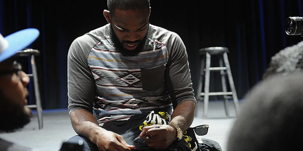 Imagem ilustrativa da imagem Jon Jones sofre lesão e luta contra Daniel Cormier é adiada