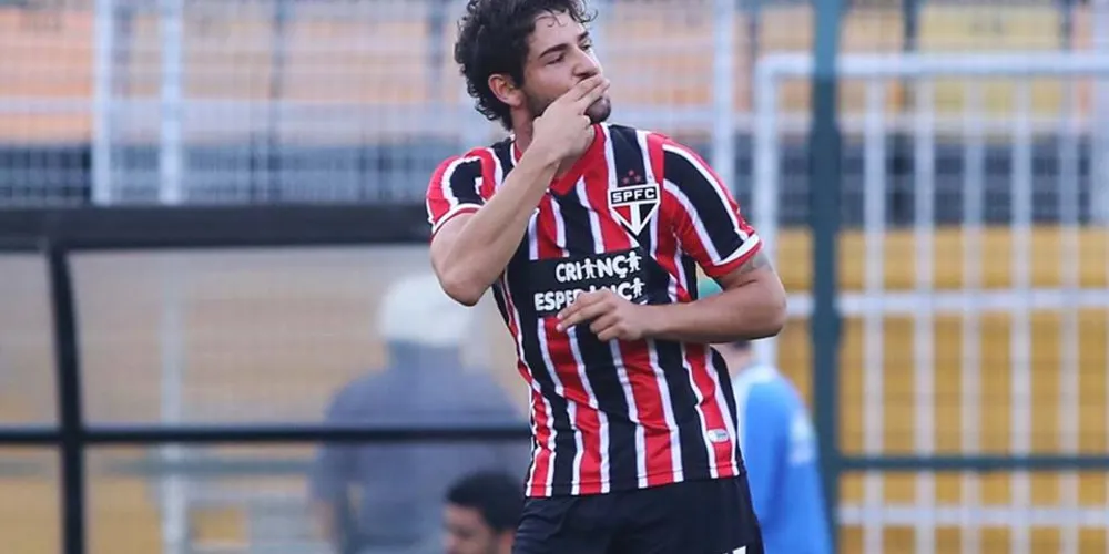 Imagem ilustrativa da imagem Com gol de Alan Kardec, São Paulo vence e afunda o Palmeiras