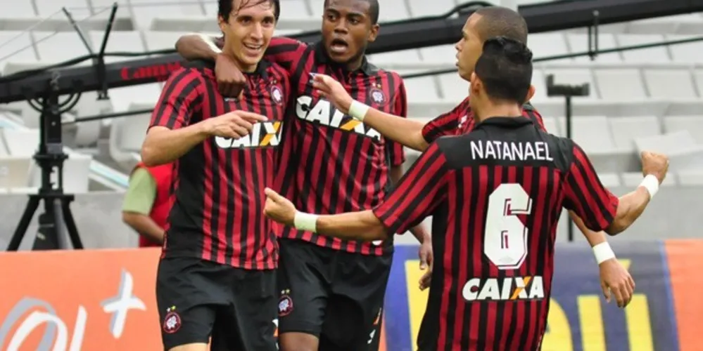 Imagem ilustrativa da imagem Atlético-PR vence e joga Botafogo na zona da degola