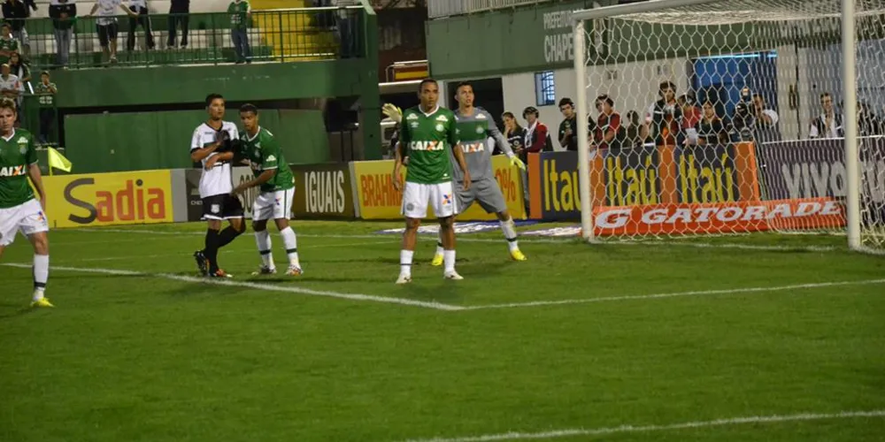 Imagem ilustrativa da imagem Figueirense marca com zagueiro e vence clássico