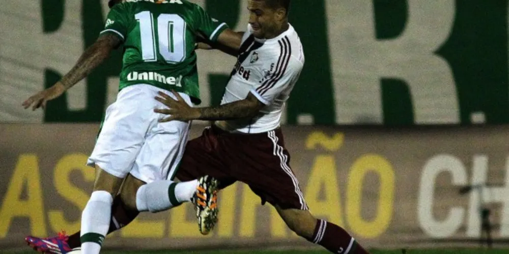 Imagem ilustrativa da imagem Fluminense perde para Chapecoense e deixa G4